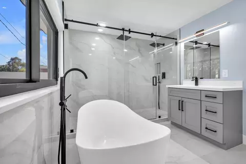Bath - 5000 Adams St, Hollywood, FL 33021 photo 7 of 8