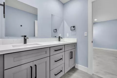 Bath - 5000 Adams St, Hollywood, FL 33021 photo 5 of 8