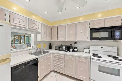 3940 NW 42nd Ave #313, Lauderdale Lakes, FL 33319