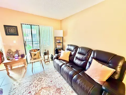 511 Gardens Dr #203, Pompano Beach, FL 33069
