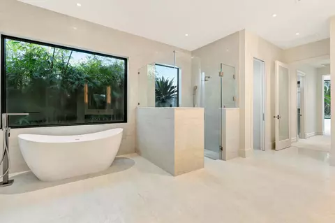 Bath - 414 Mariner Dr, Jupiter, FL 33477 photo 2 of 10