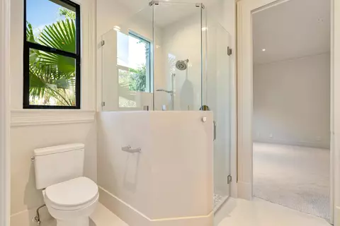 Bath - 414 Mariner Dr, Jupiter, FL 33477 photo 6 of 10