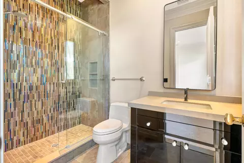 Bath - 414 Mariner Dr, Jupiter, FL 33477 photo 8 of 10