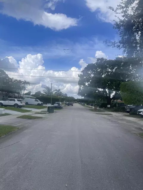 201 NW 52nd St, Oakland Park, FL 33309