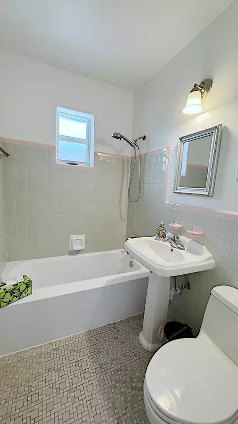 Bath - 133 SE 2nd St, Dania Beach, FL 33004 photo 3 of 3