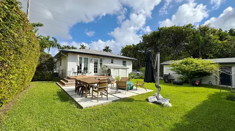 Exterior - 133 SE 2nd St, Dania Beach, FL 33004 photo 10 of 16