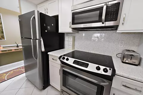 Kitchen - 5811 NE Gulfstream Way #4002, Stuart, FL 34996 photo 2 of 4
