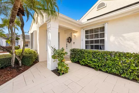 7 Governors Ct, Palm Beach Gardens, FL 33418