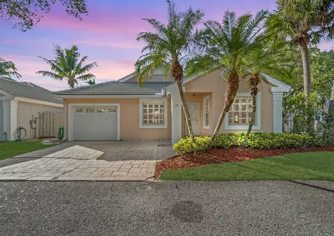 28 Governors Ct, Palm Beach Gardens, FL 33418