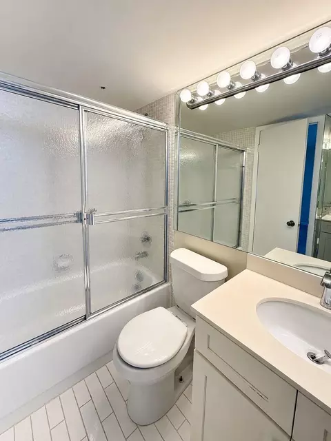 Bath - 1089 Wolverton E #1089, Boca Raton, FL 33434 photo 2 of 3