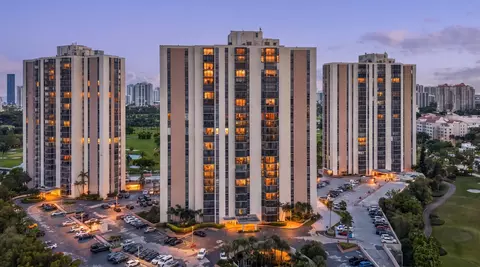 20301 W Country Club Dr #523, Aventura, FL 33180