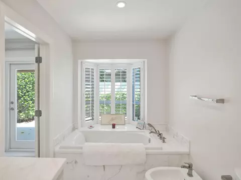 Bath - 3207 Dover Rd, Pompano Beach, FL 33062 photo 1 of 8