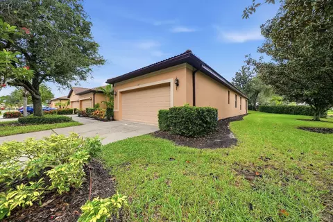 Exterior - 201 Shell Falls Dr, Apollo Beach, FL 33572 photo 4 of 8