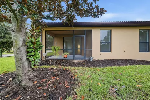 Exterior - 201 Shell Falls Dr, Apollo Beach, FL 33572 photo 6 of 8