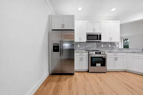 Kitchen - 201 Shell Falls Dr, Apollo Beach, FL 33572 photo 2 of 3