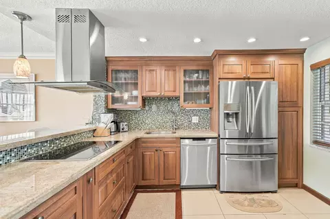 3980 Oaks Clubhouse Dr #212, Pompano Beach, FL 33069
