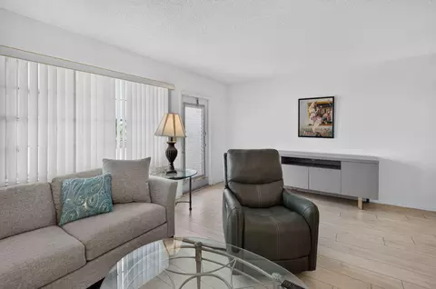 Living - 4071 Cornwall D, Boca Raton, FL 33434 photo 4 of 5