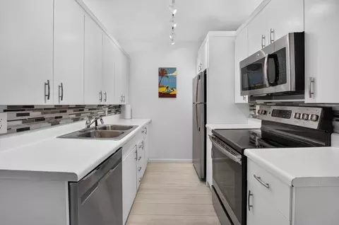 Kitchen - 4071 Cornwall D, Boca Raton, FL 33434 photo 2 of 5