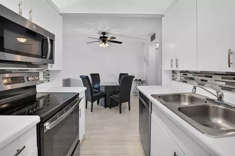 Kitchen - 4071 Cornwall D, Boca Raton, FL 33434 photo 5 of 5
