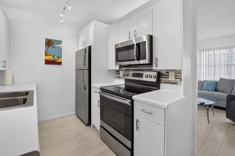 Kitchen - 4071 Cornwall D, Boca Raton, FL 33434 photo 3 of 5