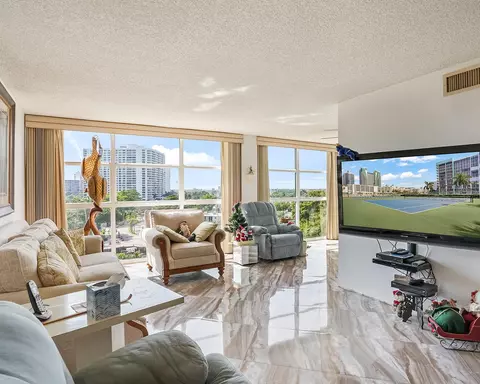 600 Parkview Dr #703, Hallandale Beach, FL 33009
