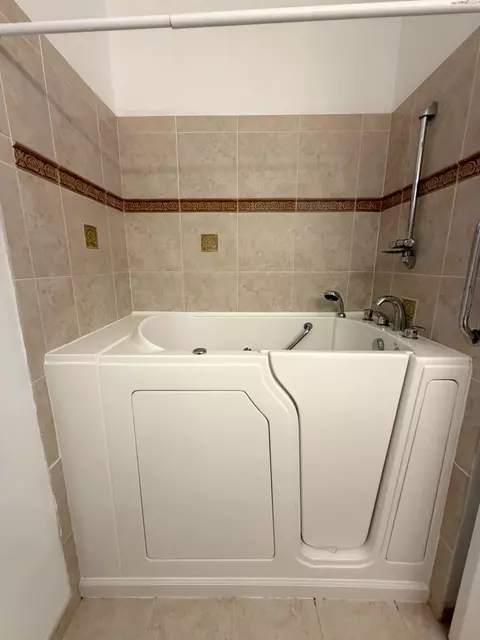 Bath - 5183 SE Graham Dr, Stuart, FL 34997 photo 6 of 7