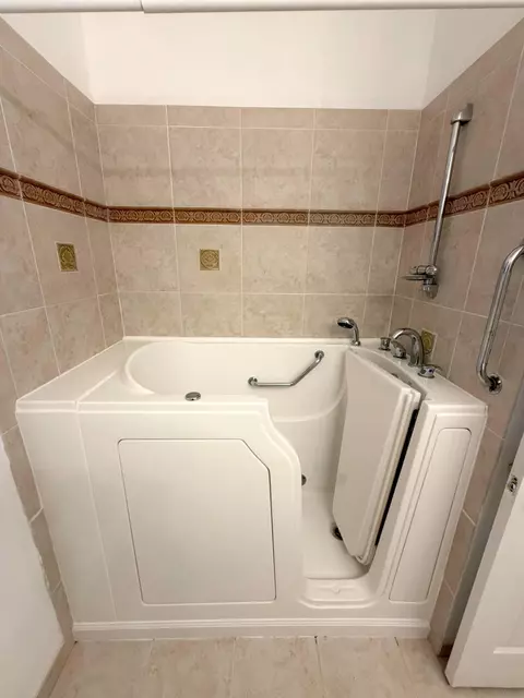 Bath - 5183 SE Graham Dr, Stuart, FL 34997 photo 7 of 7