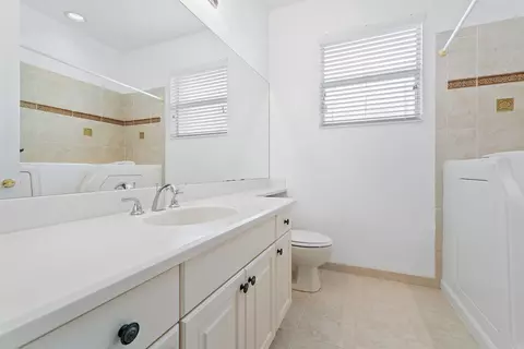 Bath - 5183 SE Graham Dr, Stuart, FL 34997 photo 4 of 7