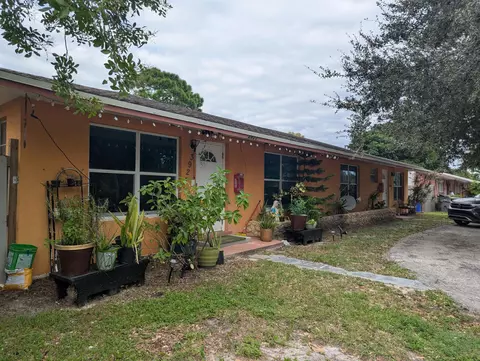 3925 W Roan Ct, Palm Beach Gardens, FL 33403