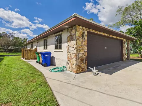 Exterior - 1410 SE 8th Dr, Okeechobee, FL 34974 photo 4 of 9
