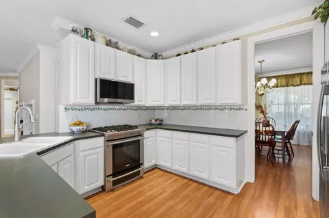 Kitchen - 572 Scrubjay Ln, Jupiter, FL 33458 photo 2 of 5