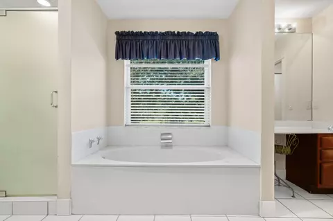 Bath - 572 Scrubjay Ln, Jupiter, FL 33458 photo 2 of 6