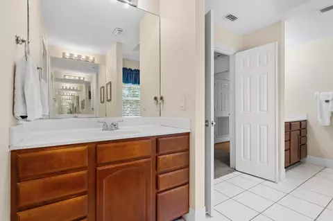 Bath - 572 Scrubjay Ln, Jupiter, FL 33458 photo 5 of 6