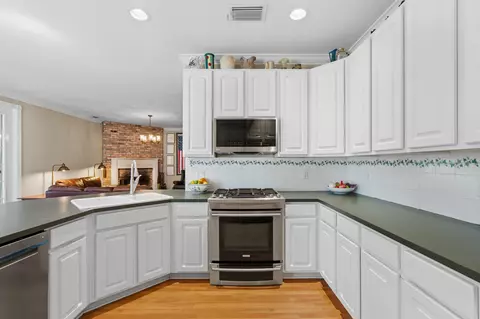 Kitchen - 572 Scrubjay Ln, Jupiter, FL 33458 photo 3 of 5