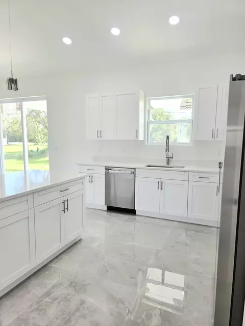 Kitchen - 3422 NW 24th Ave, Okeechobee, FL 34972 photo 4 of 5