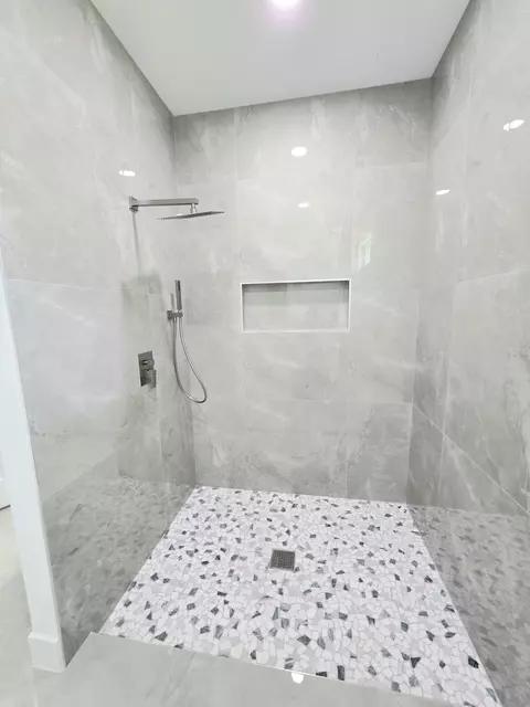 Bath - 3422 NW 24th Ave, Okeechobee, FL 34972 photo 3 of 6