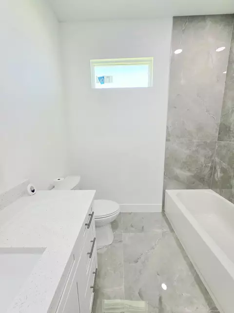 Bath - 3422 NW 24th Ave, Okeechobee, FL 34972 photo 5 of 6