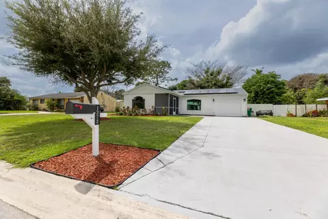 1372 SE Roanoke St, Port Saint Lucie, FL 34952