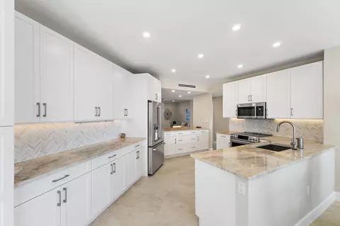 Kitchen - 1660 S Highway A1a #151, Jupiter, FL 33477 photo 1 of 2