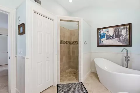 Bath - 100 Hillcrest Dr, Sewalls Point, FL 34996 photo 5 of 7
