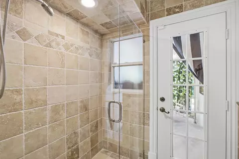 Bath - 100 Hillcrest Dr, Sewalls Point, FL 34996 photo 7 of 7