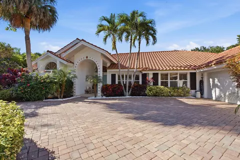 Exterior - 100 Hillcrest Dr, Sewalls Point, FL 34996 photo 2 of 13