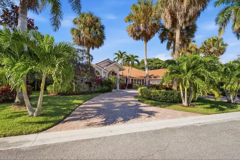 Exterior - 100 Hillcrest Dr, Sewalls Point, FL 34996 photo 11 of 13