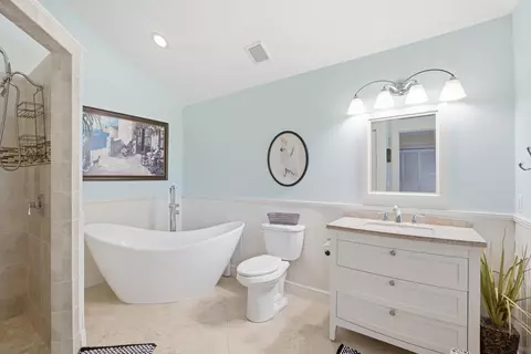 Bath - 100 Hillcrest Dr, Sewalls Point, FL 34996 photo 4 of 7