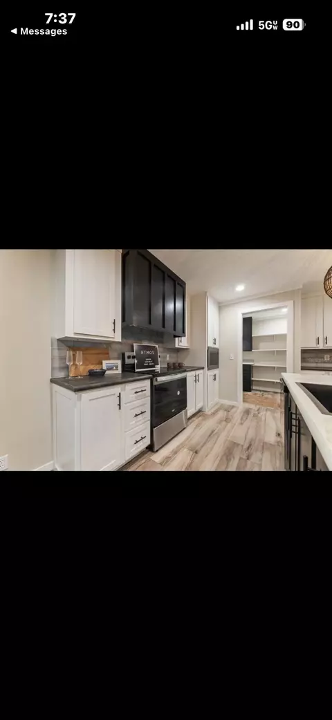 Kitchen - 10305 NE 2nd Ter, Okeechobee, FL 34972 photo 6 of 8