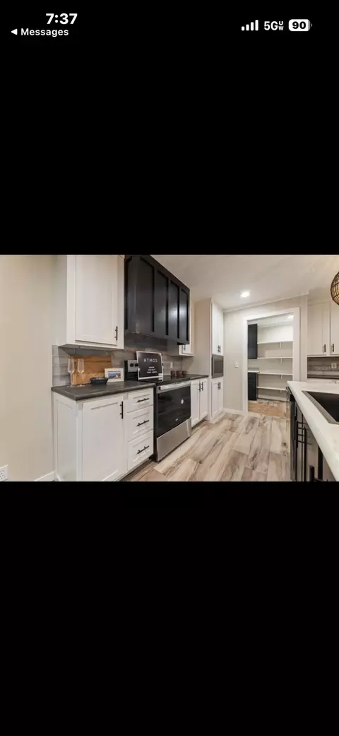 Kitchen - 10305 NE 2nd Ter, Okeechobee, FL 34972 photo 6 of 8