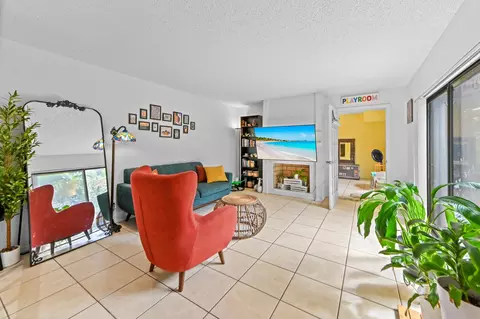 824 Springdale Cir, Palm Springs, FL 33461