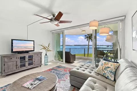 8200 Lakeshore Dr #2020, Hypoluxo, FL 33462