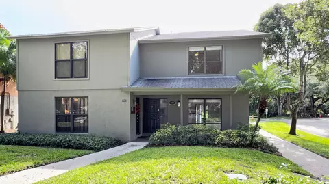 901 Sandtree Dr, Palm Beach Gardens, FL 33403