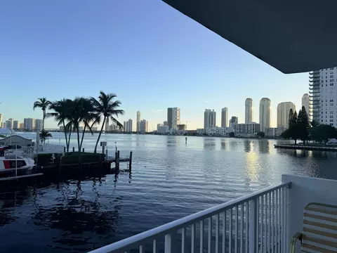 4000 NE 170 St #202, North Miami Beach, FL 33160
